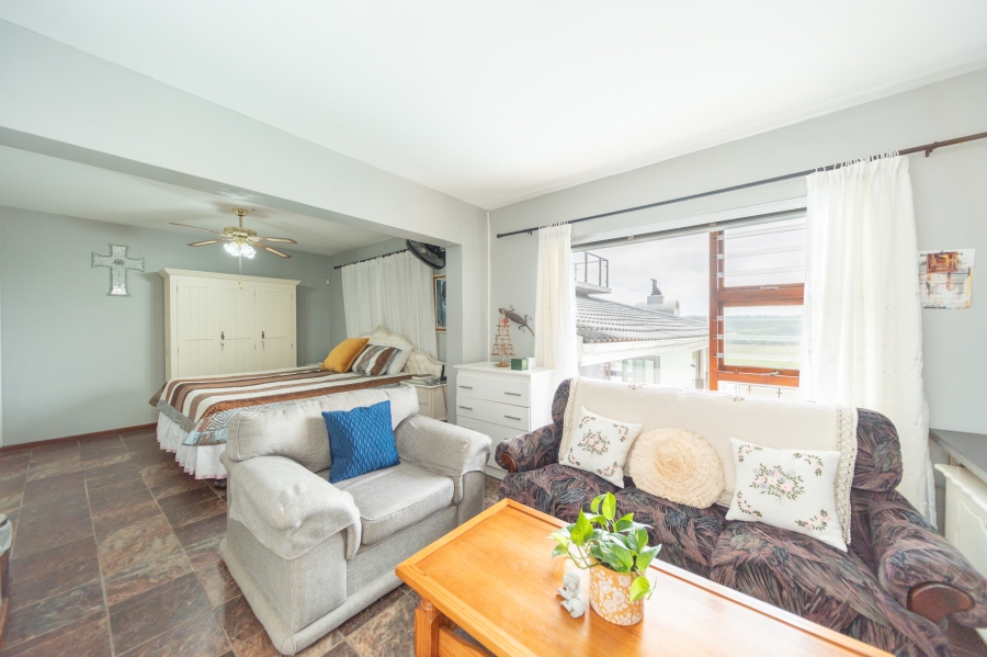 4 Bedroom Property for Sale in Bonza Bay Eastern Cape